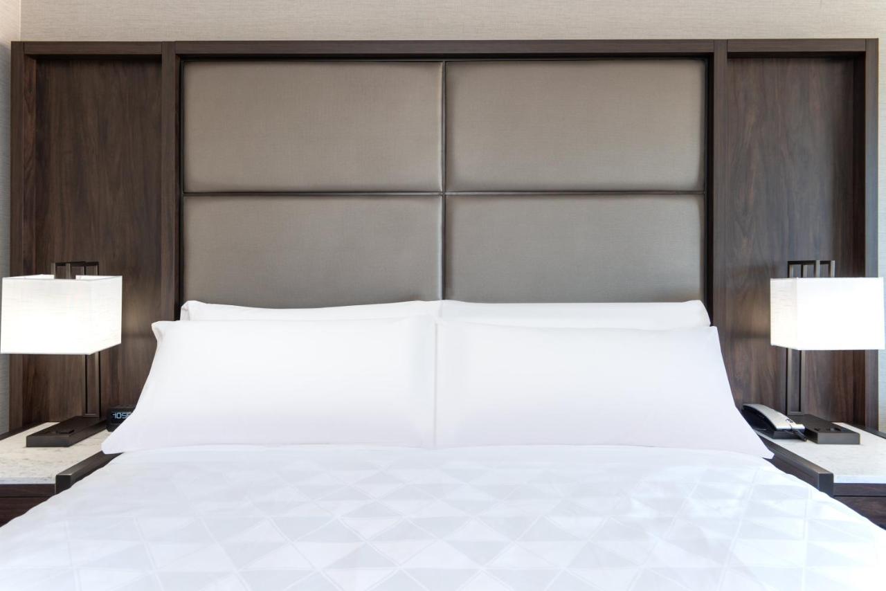King Room - Hearing Accessible - Roll-in Shower at Holiday Inn Boston Logan Airport - Chelsea by IHG