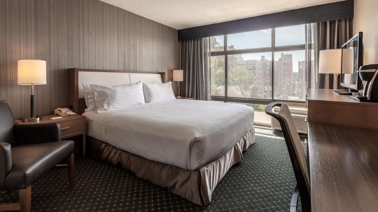 Deluxe King Room - Hearing Accessible at Holiday Inn Chicago North-Evanston by IHG