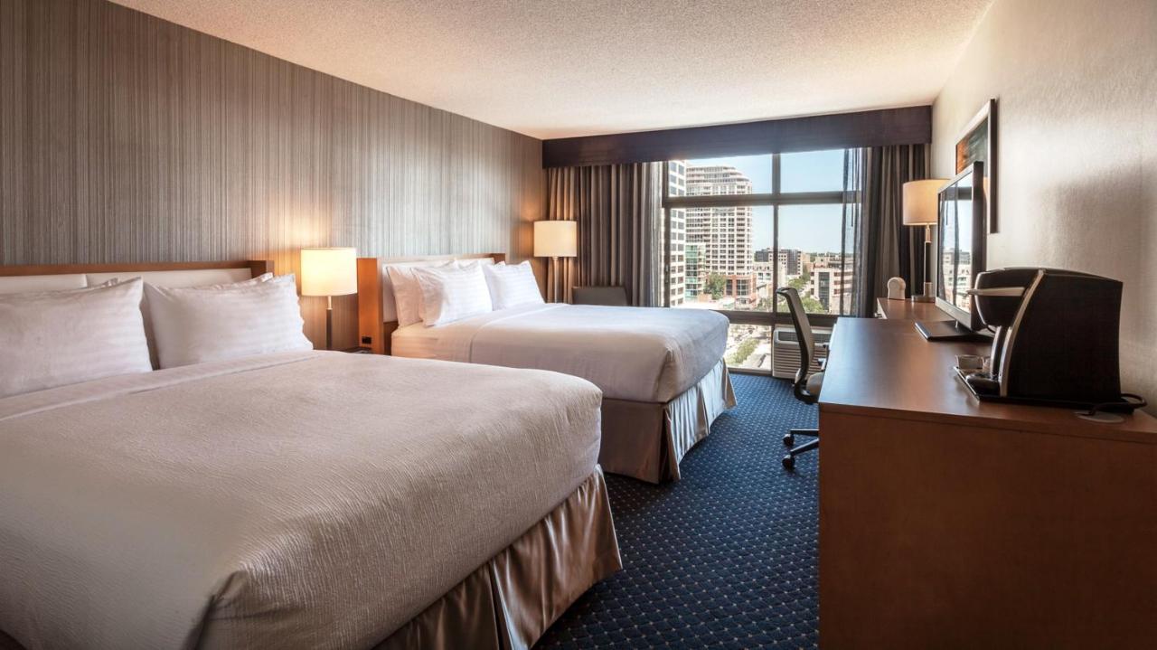 Queen Room with Two Queen Beds at Holiday Inn Chicago North-Evanston by IHG