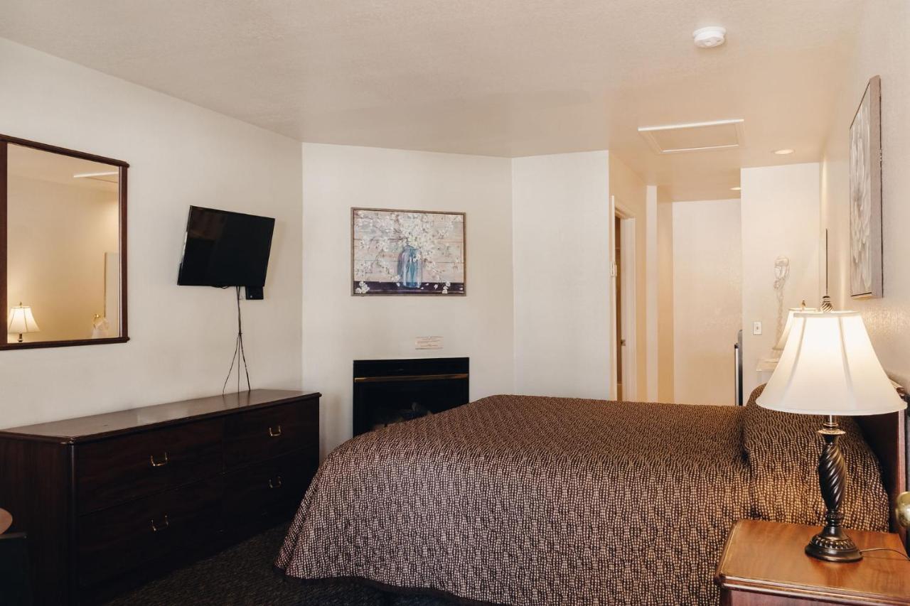 | Vintage Lakeside Inn