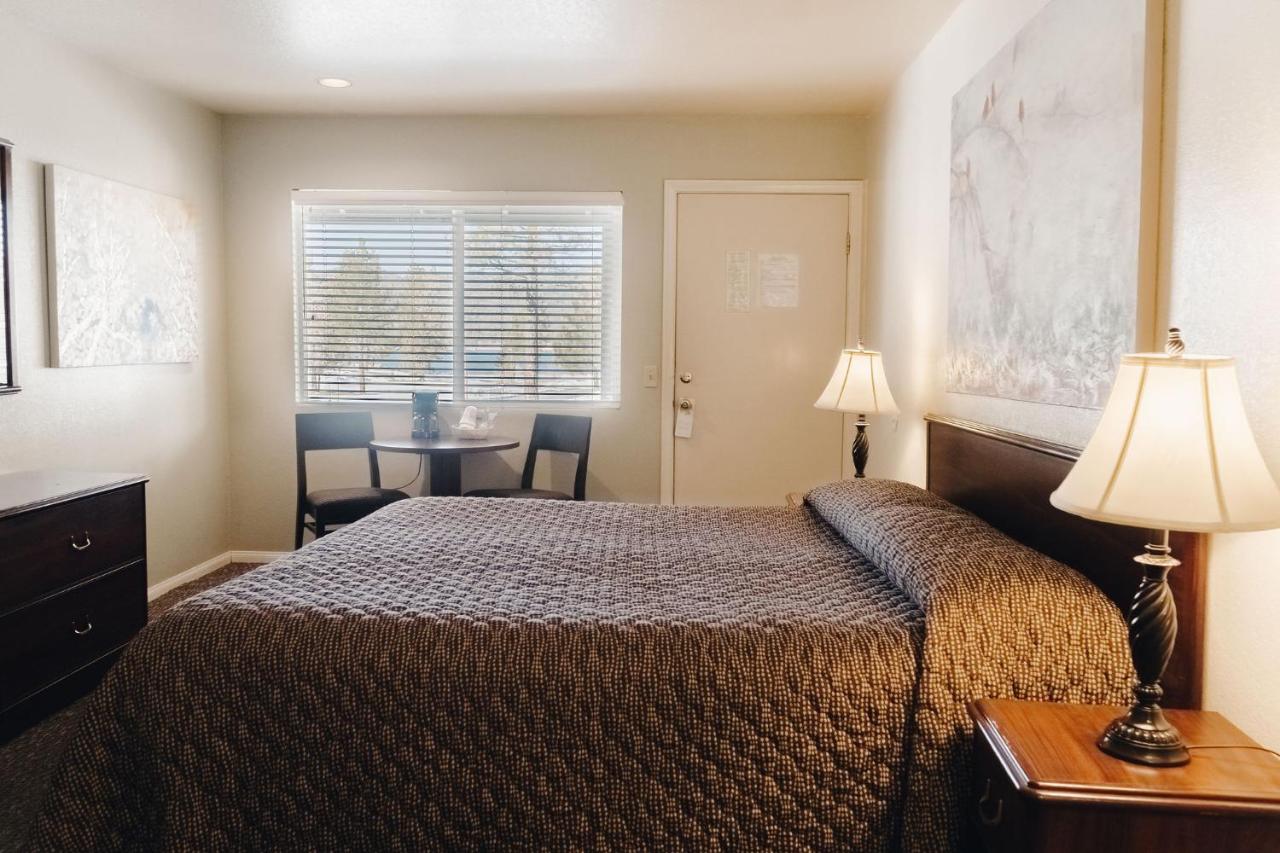 | Vintage Lakeside Inn
