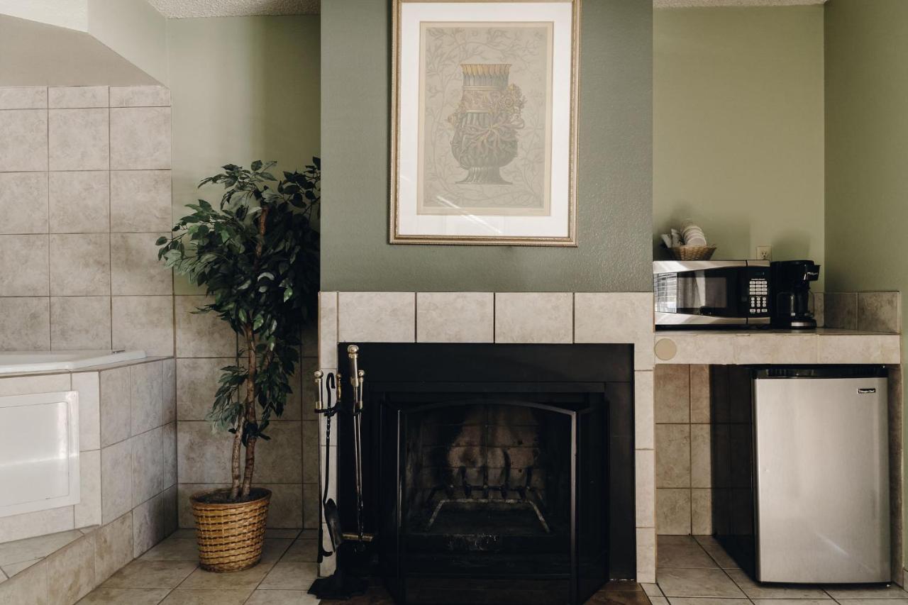 | Vintage Lakeside Inn