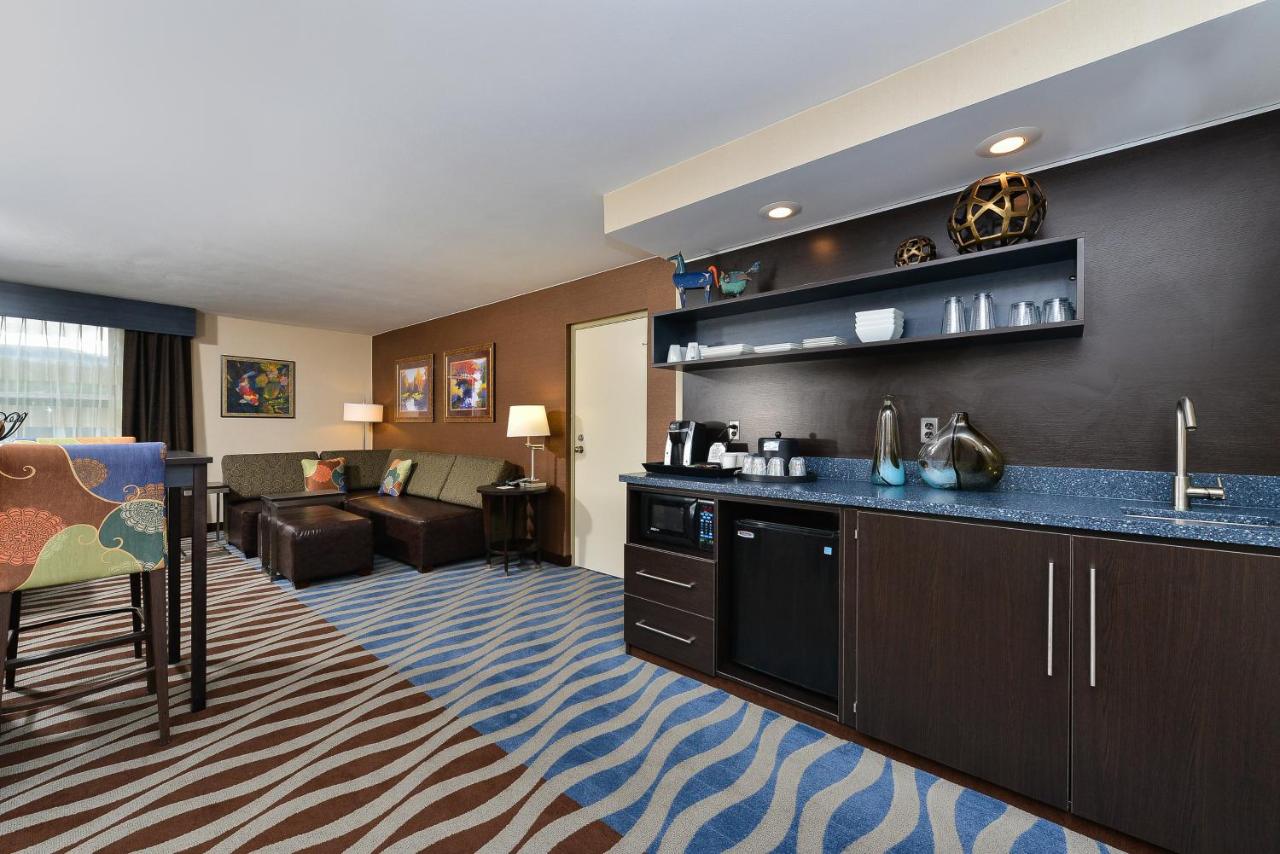 King Suite - Non-Smoking at Holiday Inn Cody at Buffalo Bill Village, an IHG Hotel
