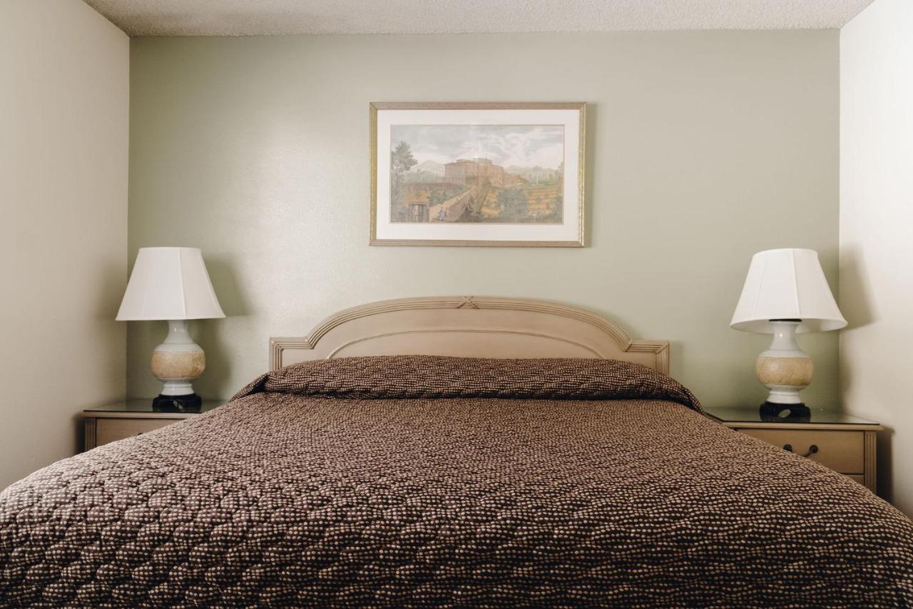 | Vintage Lakeside Inn