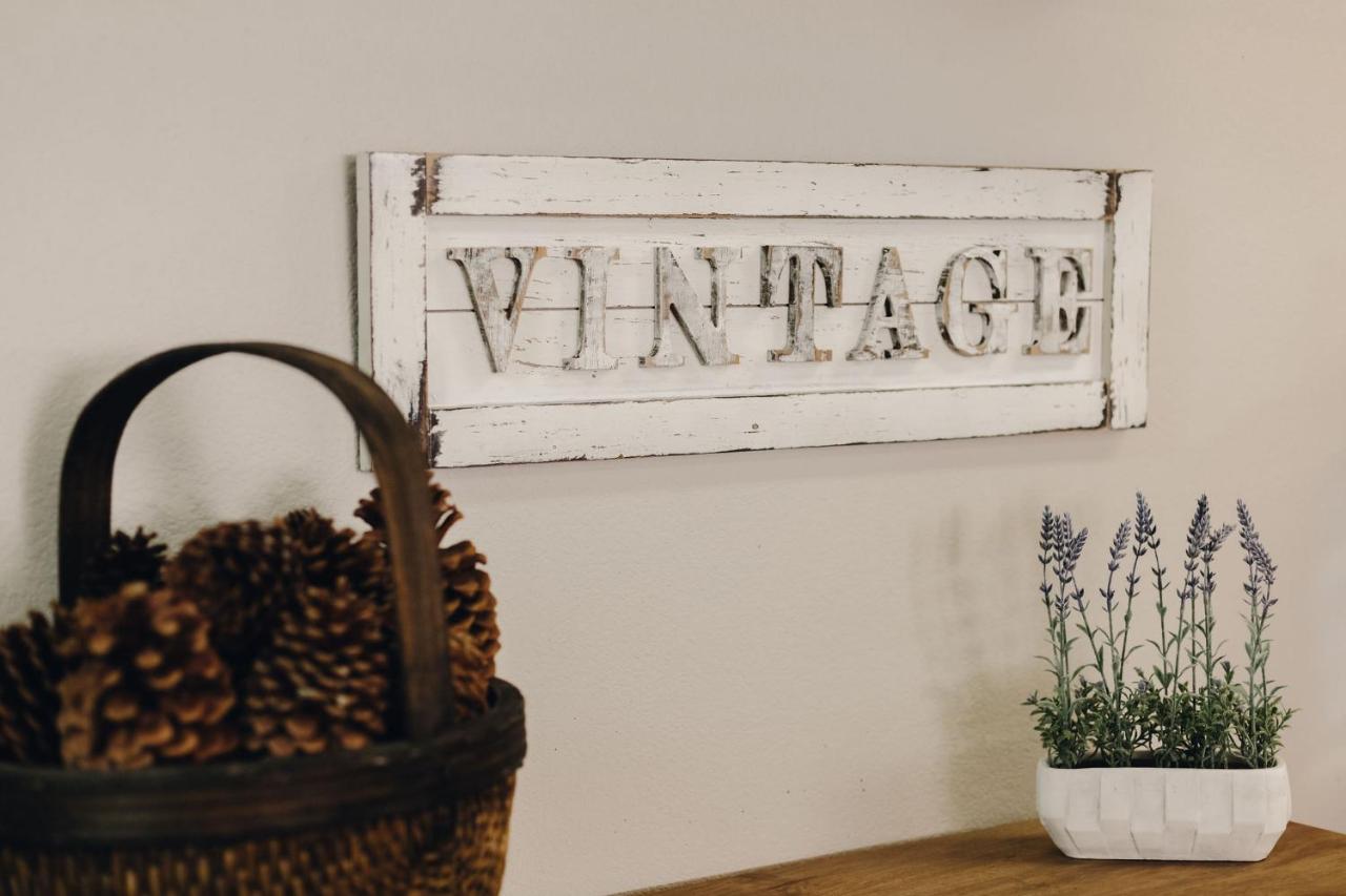 | Vintage Lakeside Inn