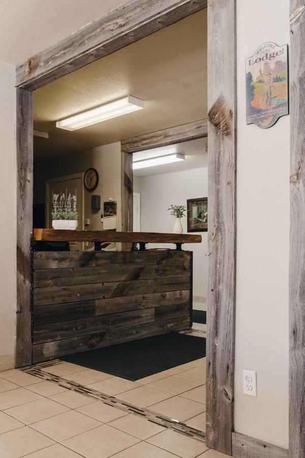 | Vintage Lakeside Inn