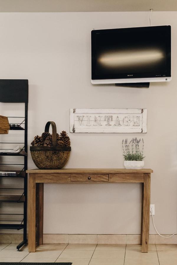 | Vintage Lakeside Inn