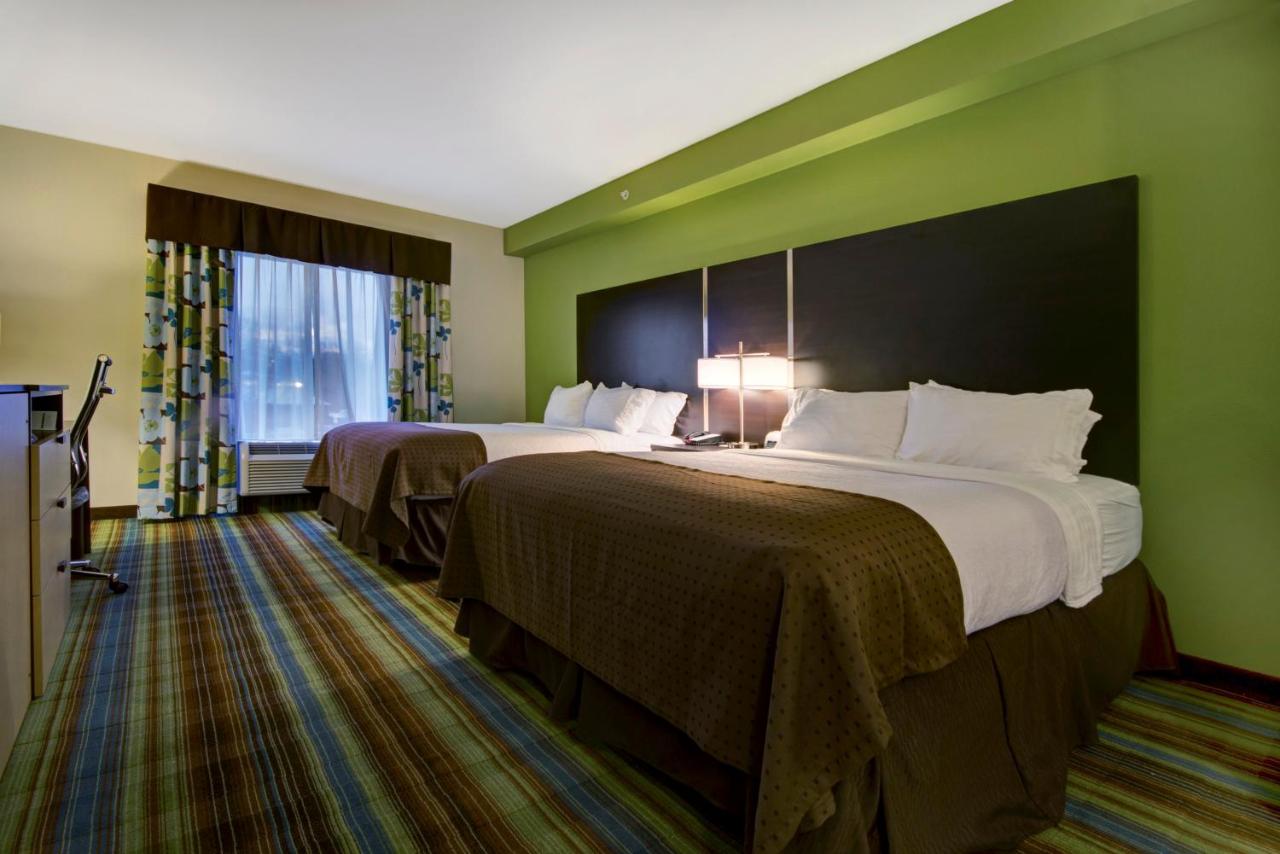 Double Room with Two Double Beds - Hearing Accessible at Holiday Inn Christiansburg Blacksburg by IHG