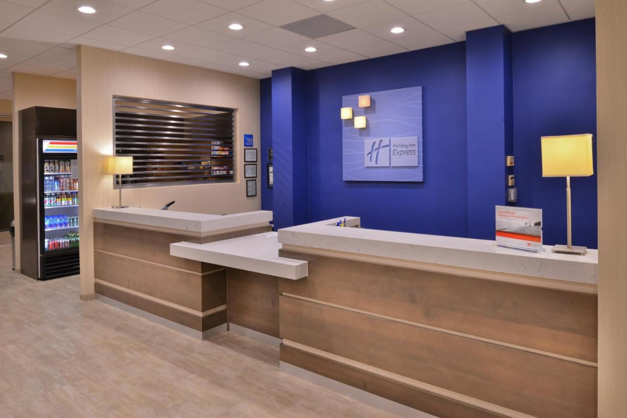 | Holiday Inn Express Hotel and Suites Pasadena-Colorado Blvd, an IHG Hotel