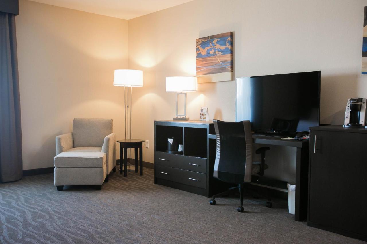 Queen Room with Two Queen Beds - Mobility Access Tub/Non-Smoking at Holiday Inn Longview - North, an IHG Hotel