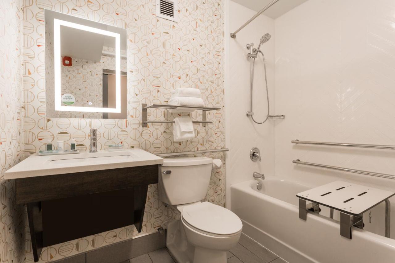 Twin Room - Mobility Access with Bath Tub at Holiday Inn Boone - University Area, an IHG Hotel