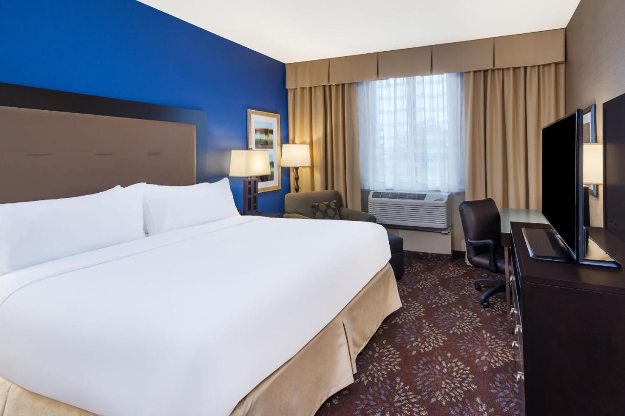 Deluxe King Room - Disability Access Tub/Non-Smoking at Holiday Inn Terre Haute by IHG