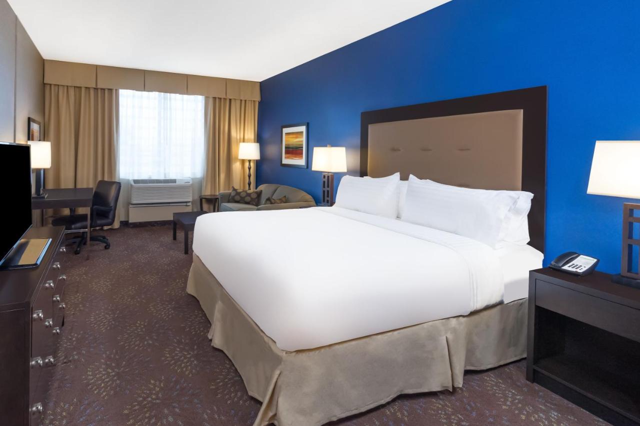 Deluxe King Room at Holiday Inn Terre Haute by IHG