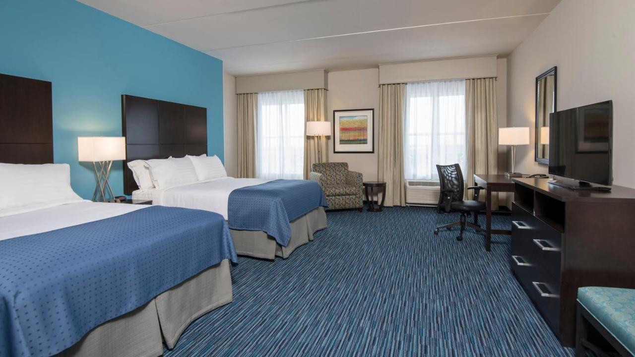 Queen Room with Two Queen Beds and Bathtub - Disability Access at Holiday Inn Indianapolis Airport by IHG