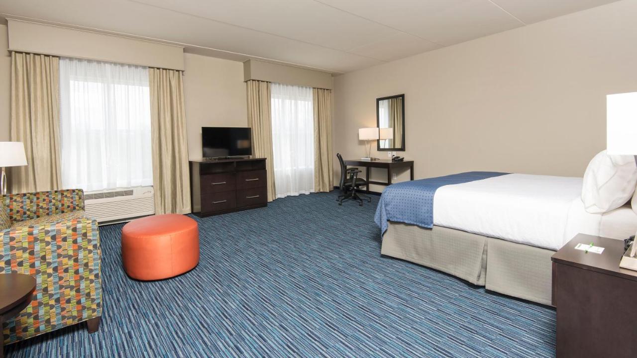 King Room with Roll-in Shower - Disability Access/Non-Smoking at Holiday Inn Indianapolis Airport by IHG