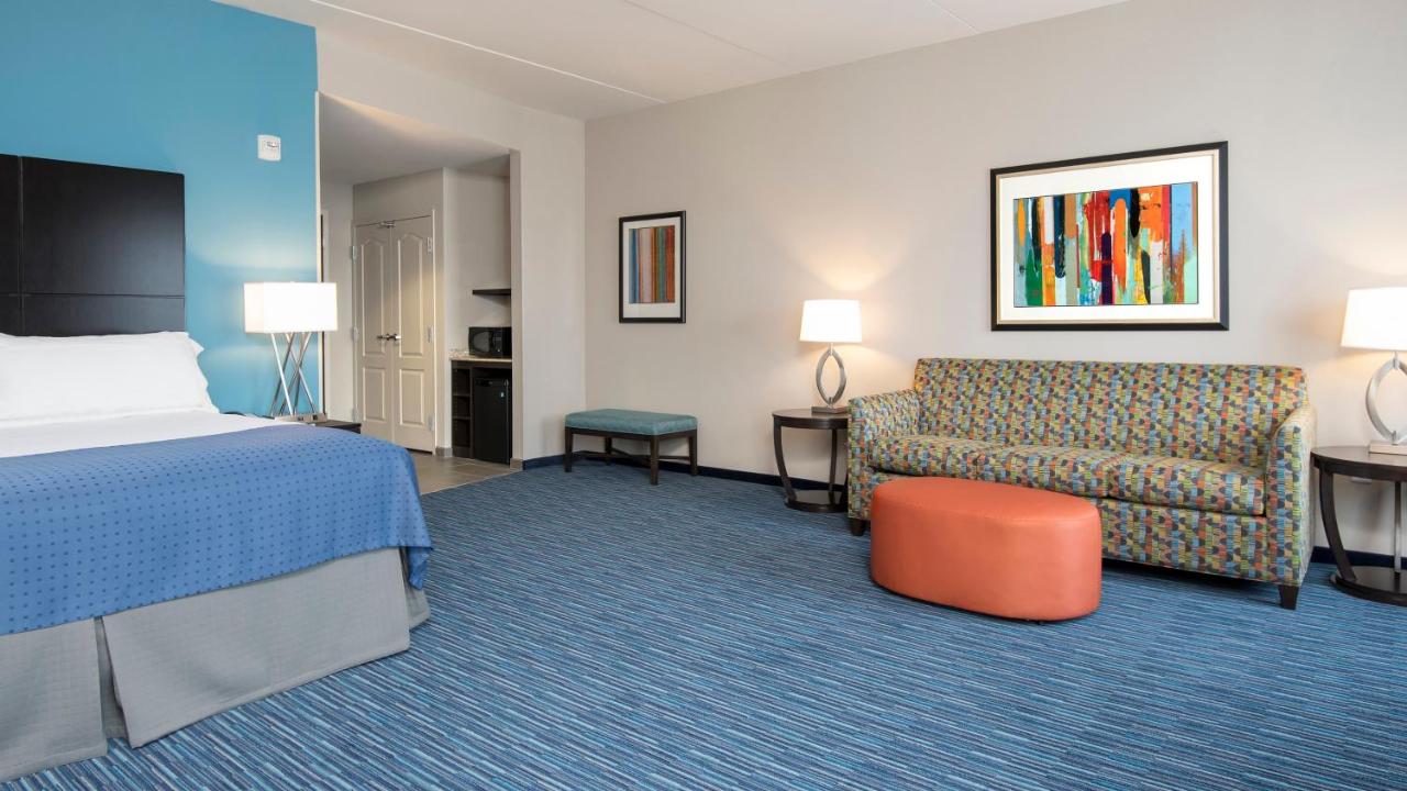 King Room with Roll-in Shower - Disability Access/Non-Smoking at Holiday Inn Indianapolis Airport by IHG