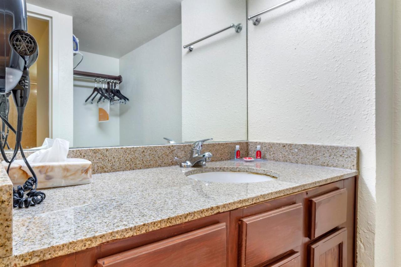 King Suite at Rose City Inn & Suites