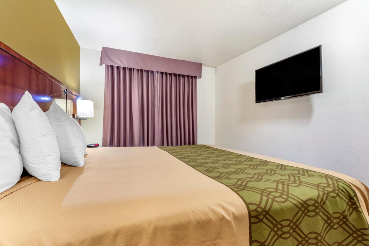 King Suite at Rose City Inn & Suites