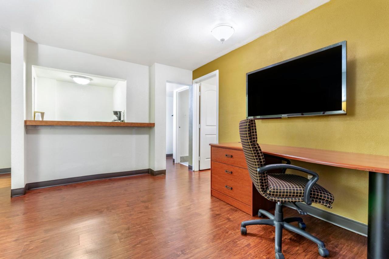 King Suite at Rose City Inn & Suites