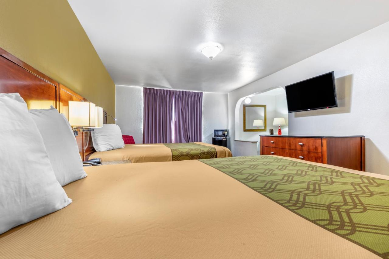 Queen Room with Two Queen Beds - Smoking at Rose City Inn & Suites