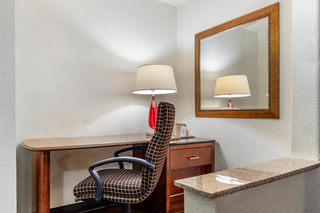 Queen Room with Two Queen Beds - Smoking at Rose City Inn & Suites