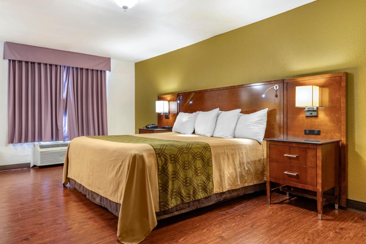King Room - Smoking at Rose City Inn & Suites