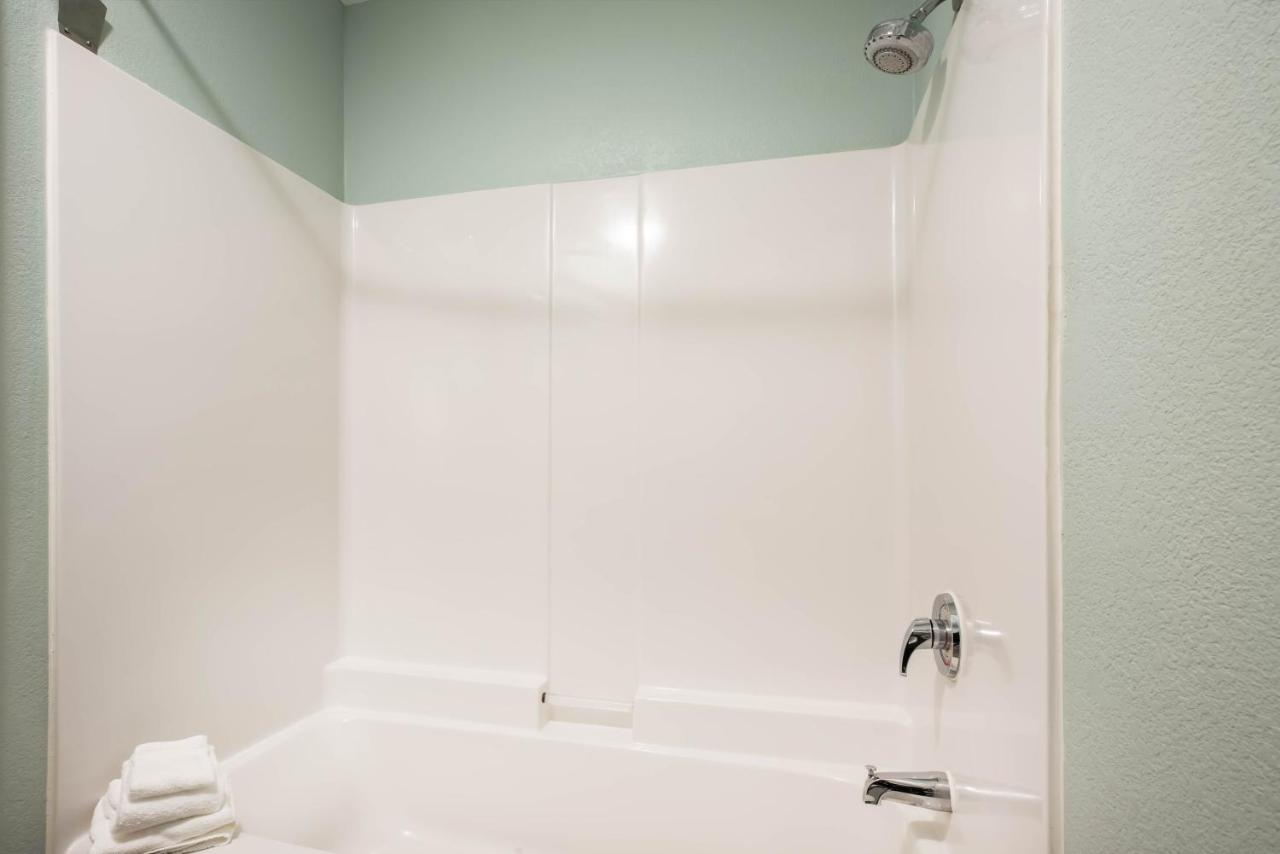 King Suite at La Quinta Inn & Suites by Wyndham Newport