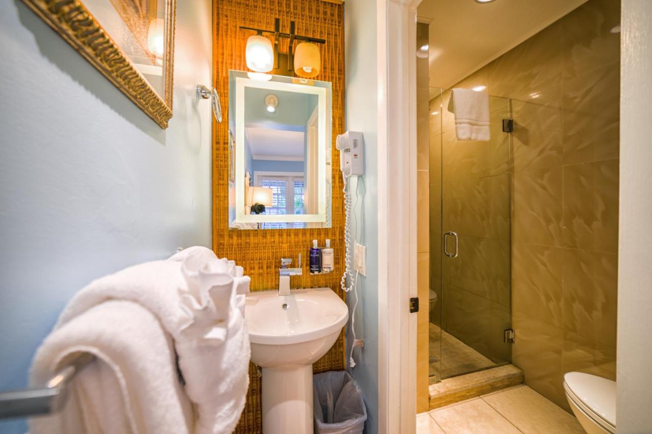 | Seascape Tropical Inn