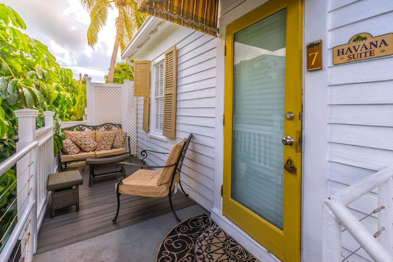 | Seascape Tropical Inn
