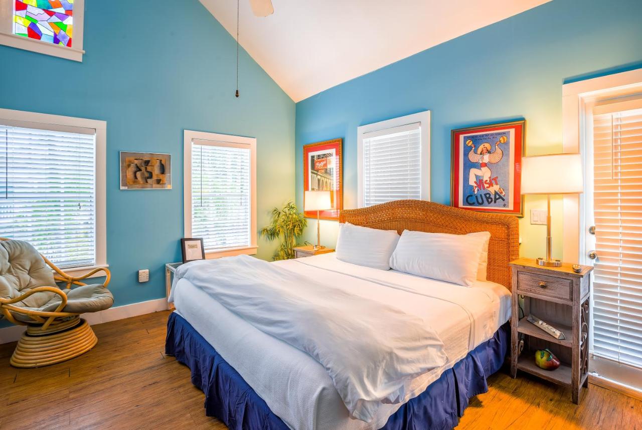 | Seascape Tropical Inn