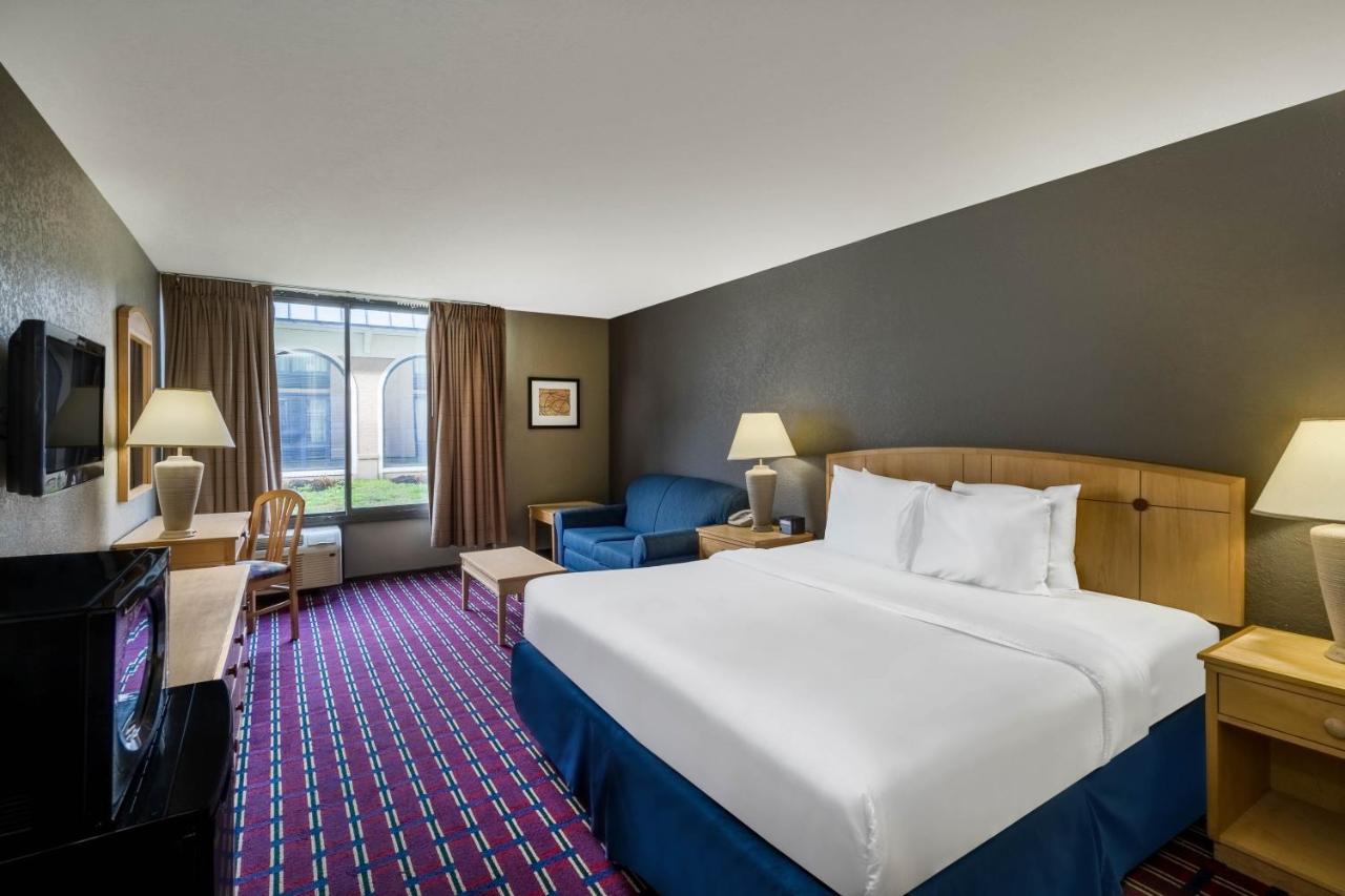 Deluxe King Room - Non-Smoking at Travelodge by Wyndham Memphis Airport/Graceland