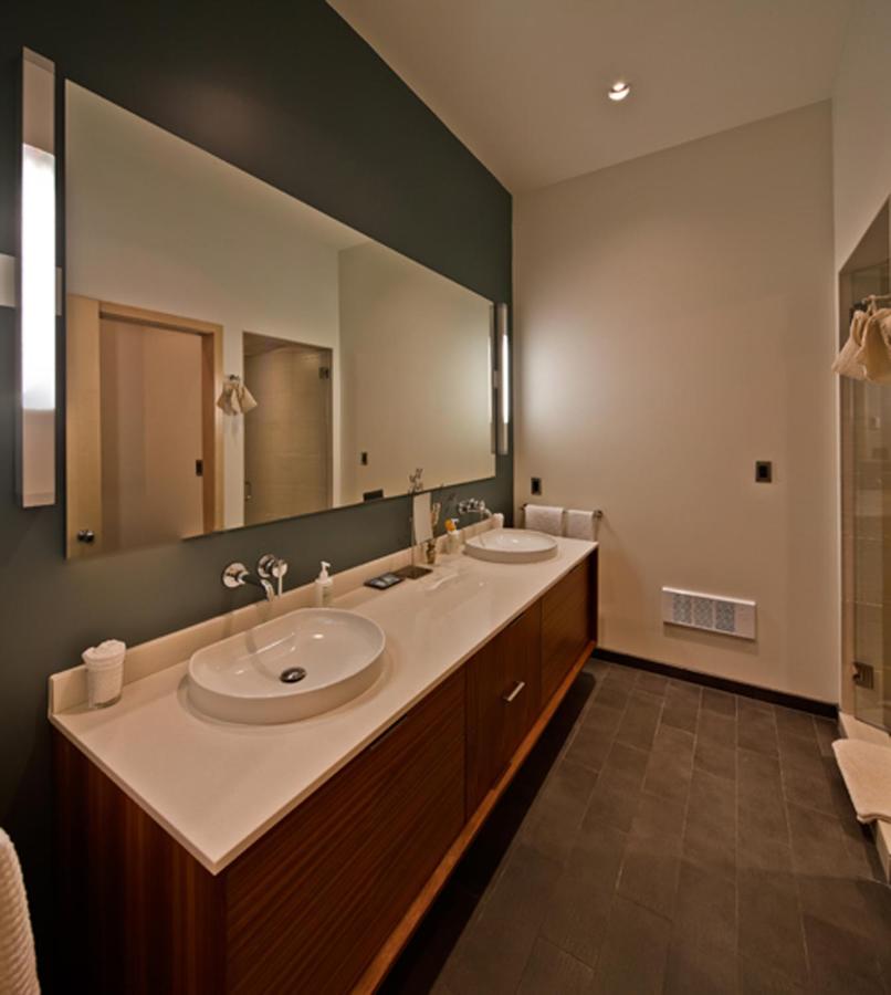 | Island Inn at 123 West