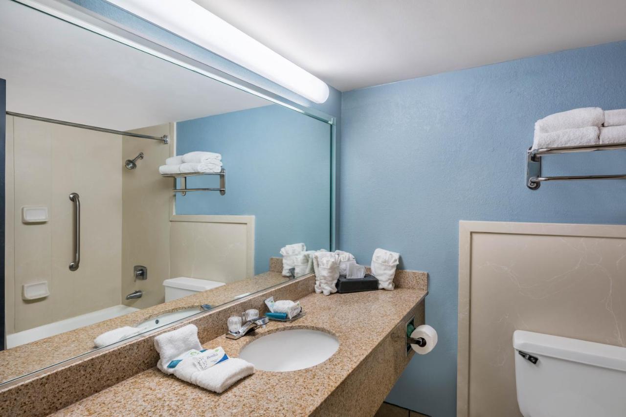 Deluxe King Room - Non-Smoking at Travelodge by Wyndham Memphis Airport/Graceland