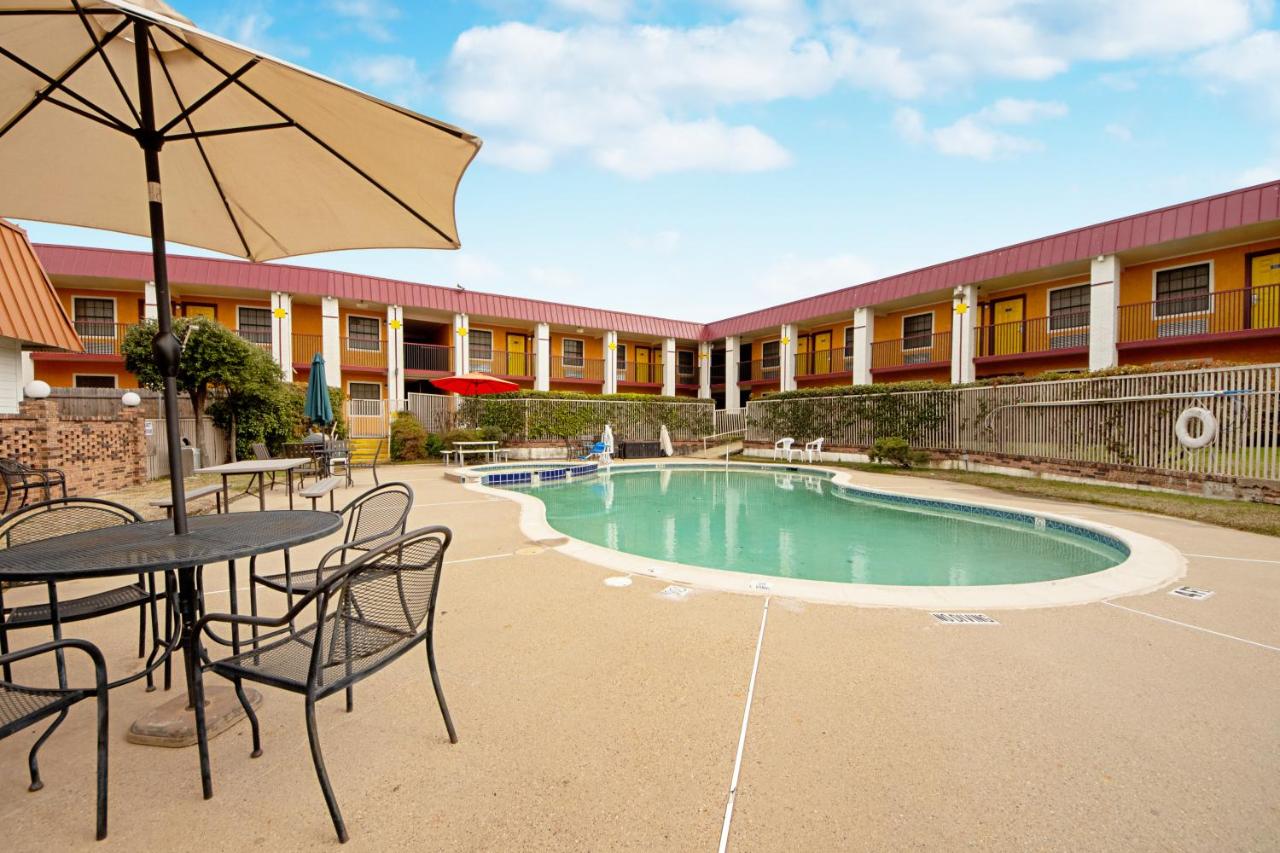 | Economy Inn & Suites