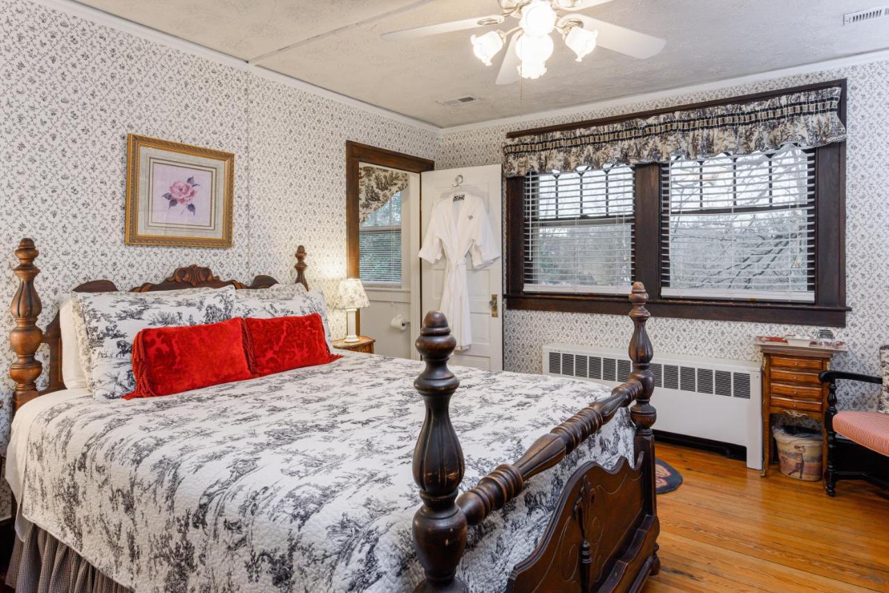 | Oakland Cottage Bed and Breakfast