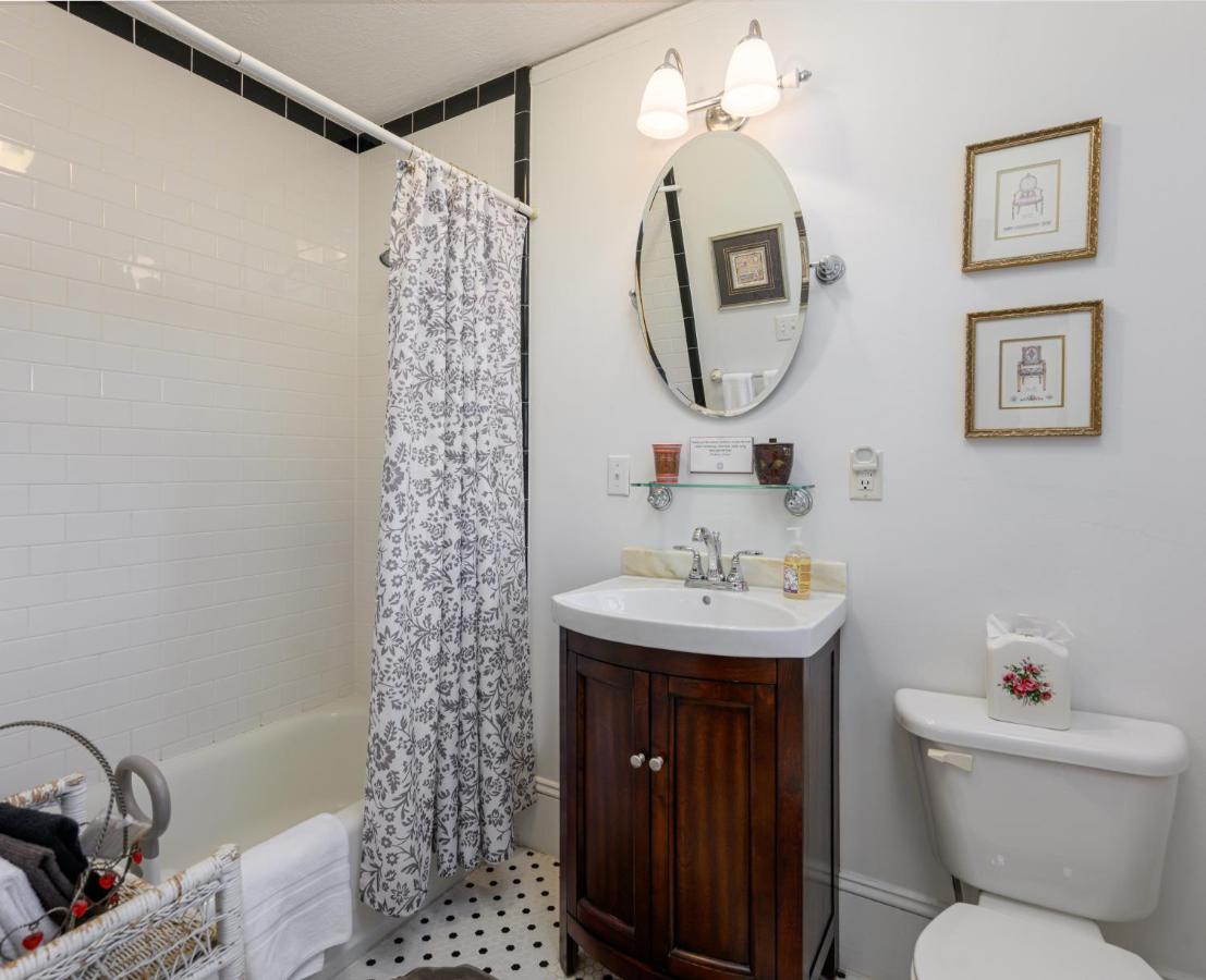 | Oakland Cottage Bed and Breakfast