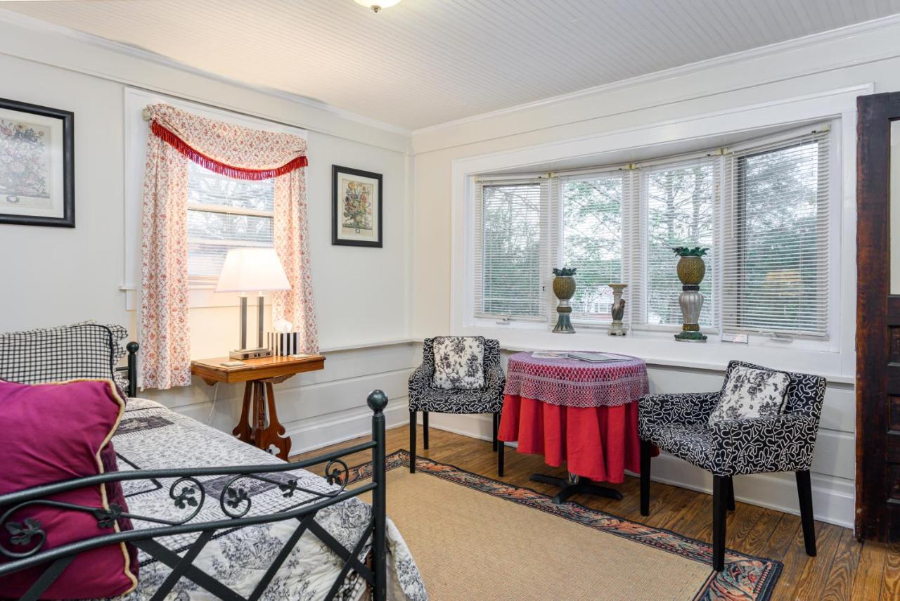 | Oakland Cottage Bed and Breakfast
