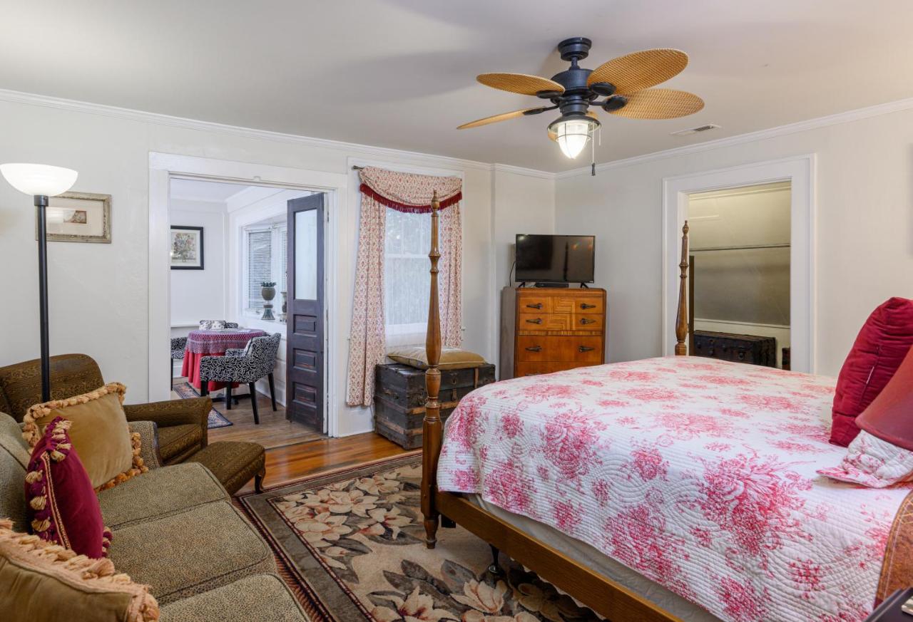 | Oakland Cottage Bed and Breakfast