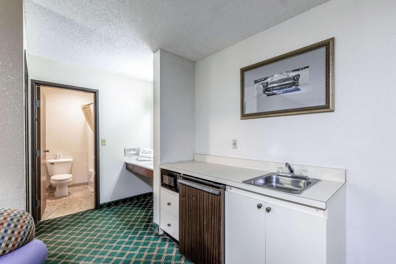 | Econo Lodge Inn & Suites