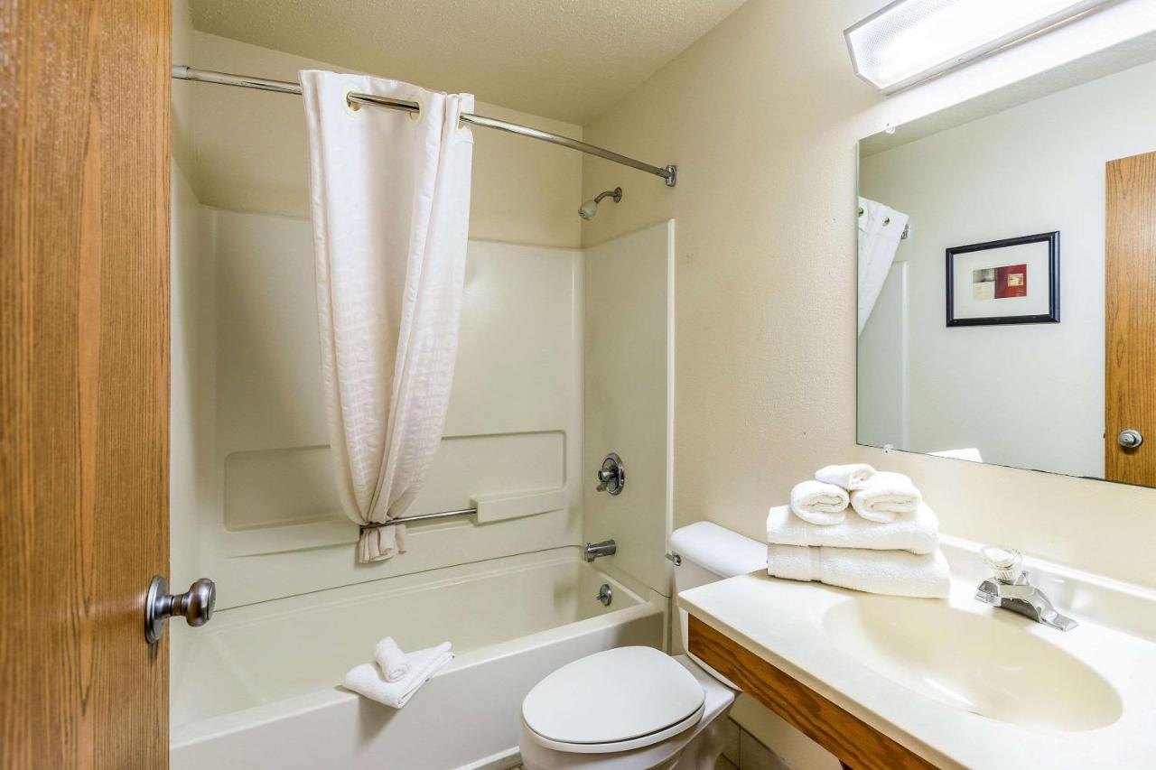 | Econo Lodge Inn & Suites