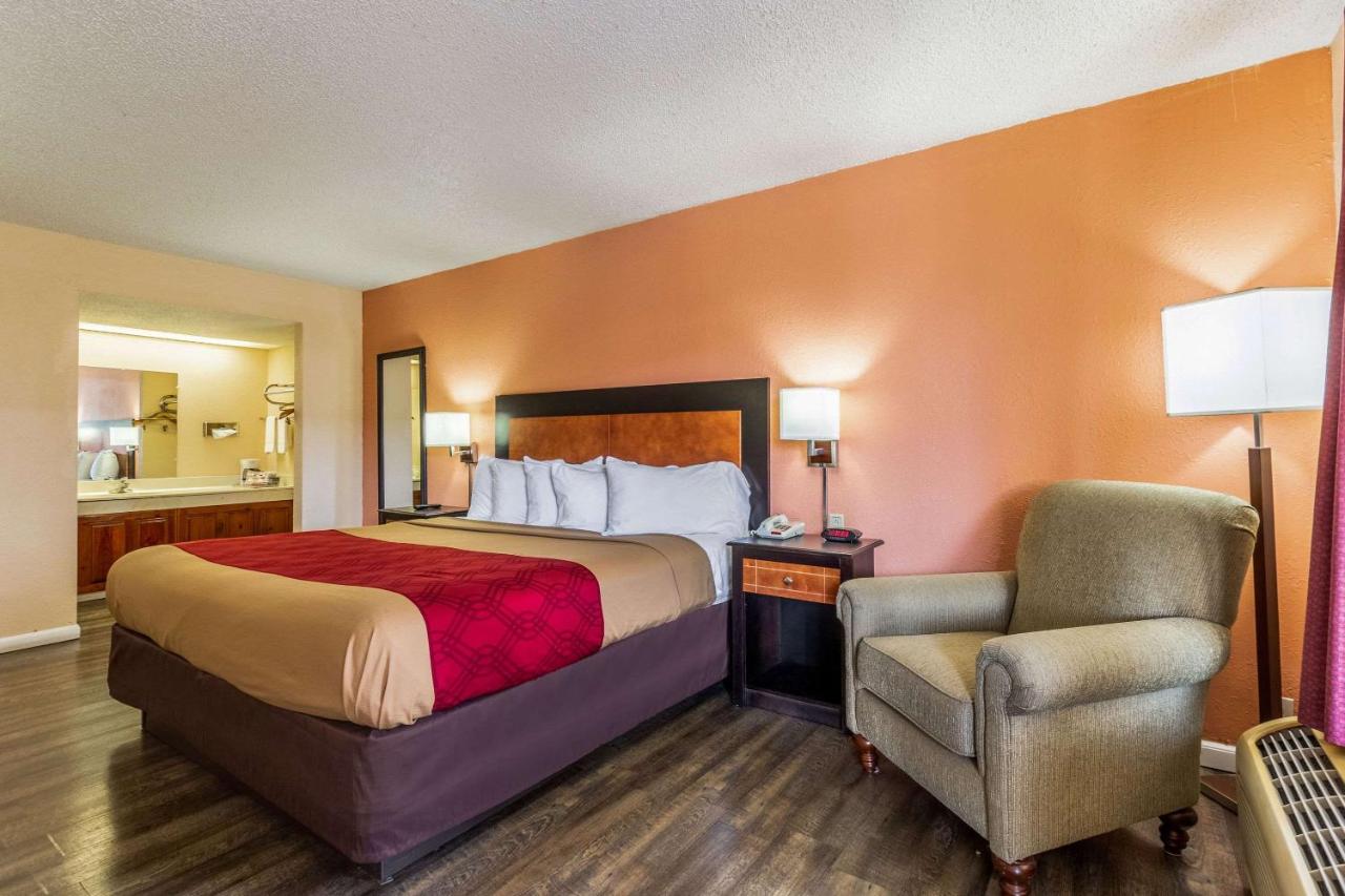 | Econo Lodge - Rocky Top