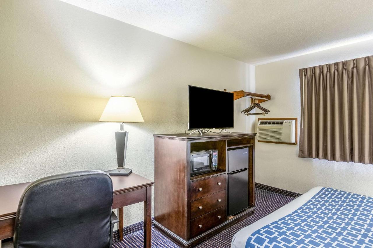 | Econo Lodge Inn & Suites
