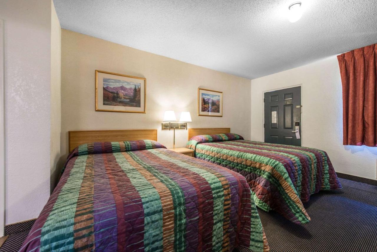 | Rodeway Inn & Suites Colorado Springs