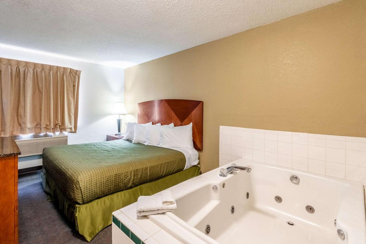| Econo Lodge Inn & Suites