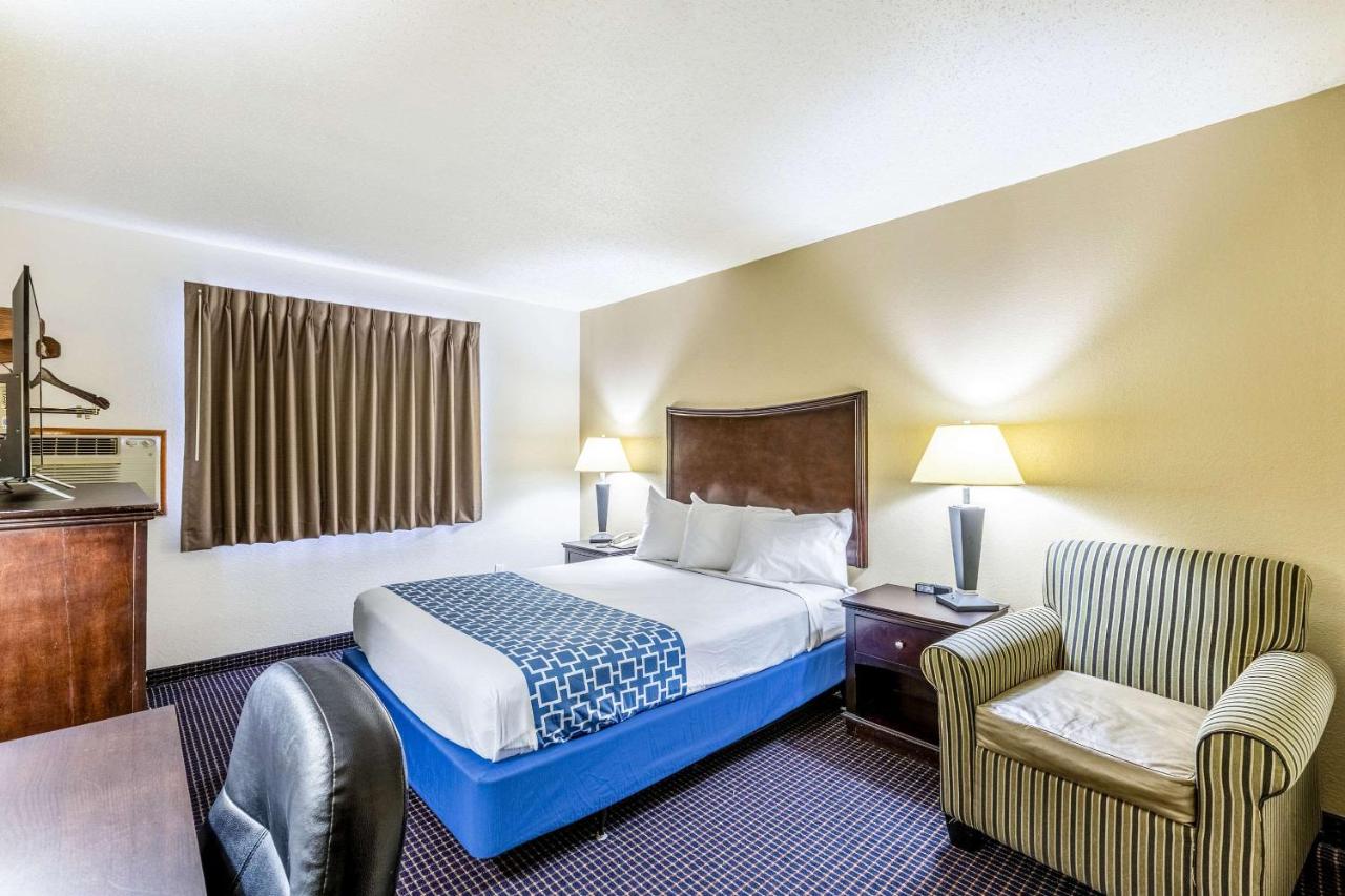 | Econo Lodge Inn & Suites