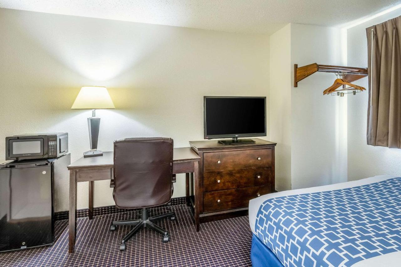 | Econo Lodge Inn & Suites