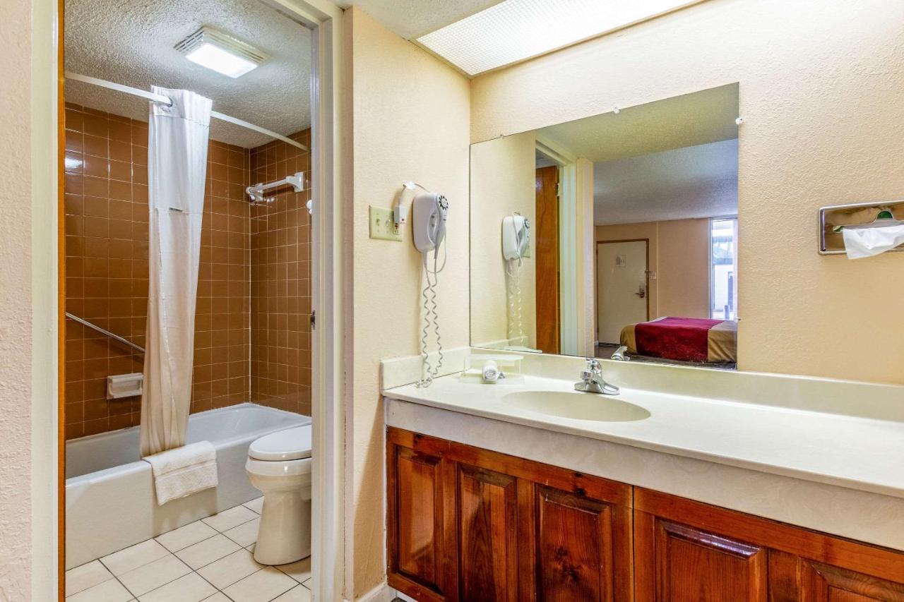 | Econo Lodge - Rocky Top