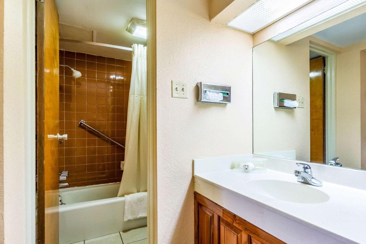 | Econo Lodge - Rocky Top