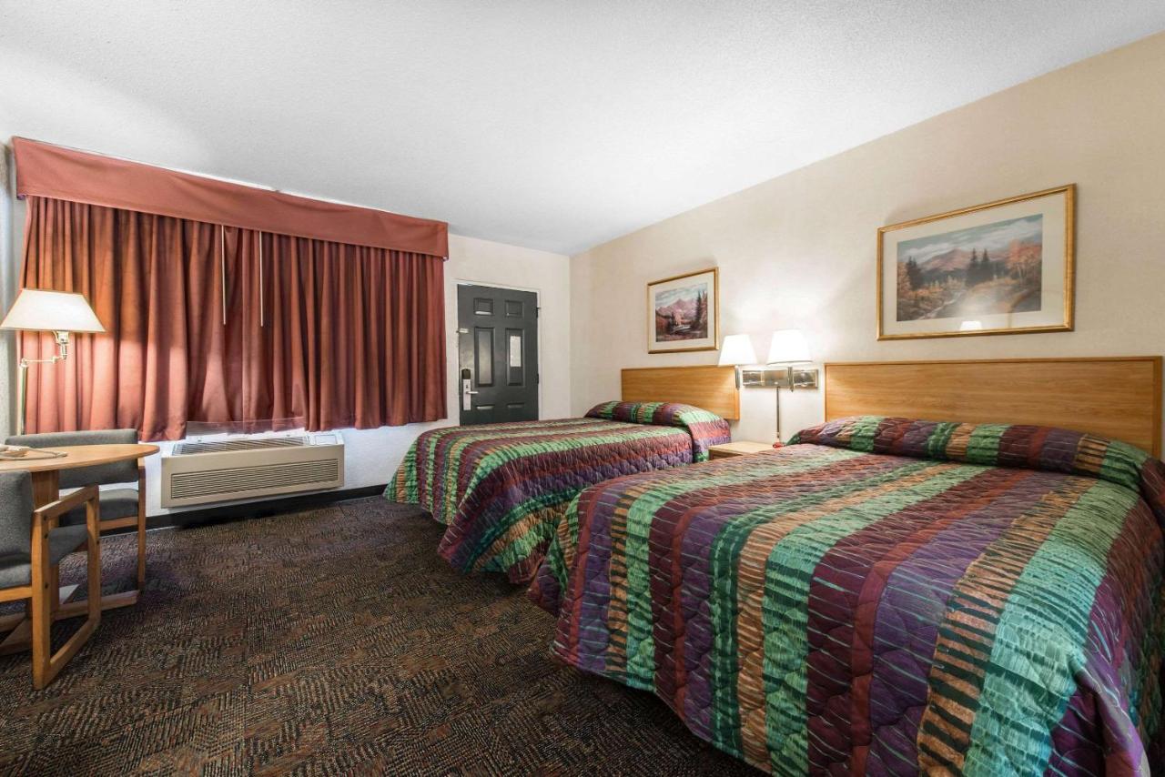 | Rodeway Inn & Suites Colorado Springs