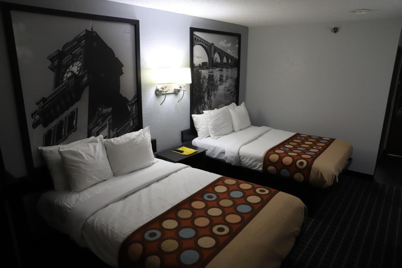 Queen Room - Disability Access/Smoking at Super 8 by Wyndham Richmond Airport VA